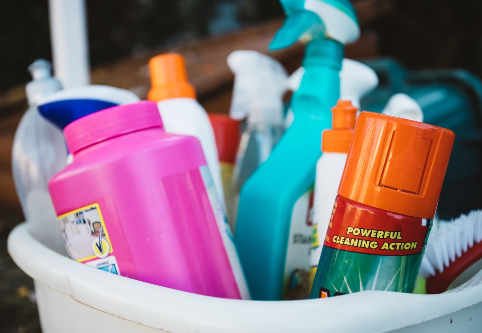 Bucket of house cleaning supplies representing house cleaning services prices in Marietta, GA